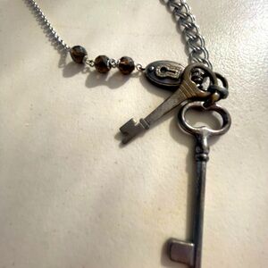 FOSSIL - Silver and maroon key long necklace